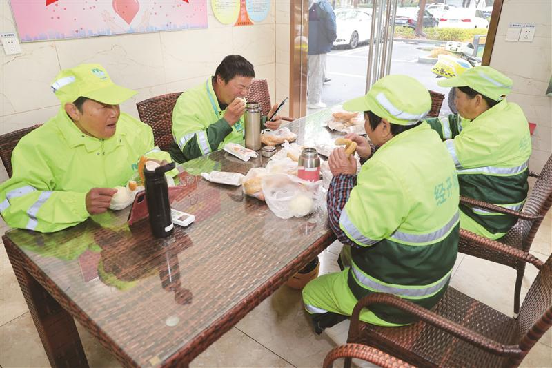 “安康套餐”为环卫工人送温暖